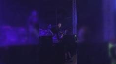 Zpěvák Koller při koncertě napadl fotografa! Vadilo mu, že ho fotí