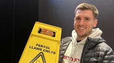 Britové se baví cedulí z pražských záchodů. Je to pro ně záhada