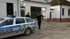 Muž hrozil partnerce i policistům pistolí! Utekl, než přijely posily