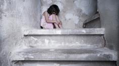 Muž věřil konspiračním teoriím. S ženou a šesti dětmi žili ozbrojení ve sklepě