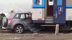 Tragédie na Mělnicku: Vlak smetl auto, řidič nehodu nepřežil