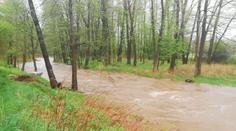 MAPY: Meteorologové zpřísnili výstrahu před povodněmi. Stále varují před větrem