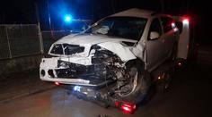 Octavii nedalo přednost auto, řidič uhnul a rozbil se o strom