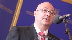 Korupce v armádě: Šéf Tatry měl uplácet exministra obrany Bartáka