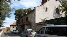 Děti na zahradě mateřské školy vyhrabaly z hlíny lidskou lebku a kost