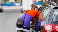 Klient změnil trasu, prostitutka se lekla a vyskočila z auta za jízdy