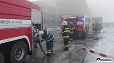 Na Mostecku hořela výrobní hala! Hasiči evakuovali stovku lidí
