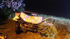 "Chci nás oba zabít!" řekla řidička stopaři a nabourala do zdi