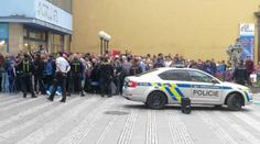 Bankovka s Gottem přitáhla davy lidí, na místě zasahuje i policie