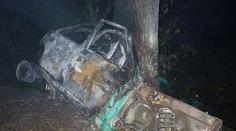 Auto začalo po nárazu do stromu hořet! Uvnitř uhořel řidič!