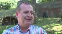 Rektor Zima rozjímal u goril. A prozradil svůj lék na kocovinu