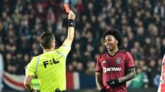 Hříšná Sparta. Letenští dostali v letošní sezoně nejvíce červených karet v historii