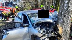 Vážná nehoda na Semilsku. 85letý řidič neměl šanci náraz do stromu přežít