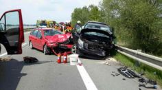 Při nehodě 3 aut u Nových Mlýnů se zranilo 10 lidí, z toho 4 děti