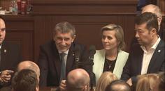 ON-LINE: Opozice okupovala řečnický pult. Budu mluvit, jak dlouho chci, vykřikl Babiš