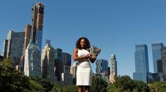 Serena na roztrhání. Pózovala s trofejí před mrakodrapy