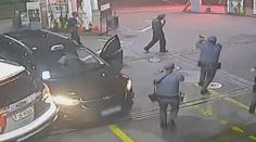 Unesený taxikář si zachránil život. Naboural do policejního auta