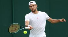 Postoupil na Wimbledonu z kvalifikace a odjel domů na pohřeb. A pak zase vyhrál