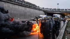 V centru Paříže hoří barikáda z pneumatik, zasahovala i policie