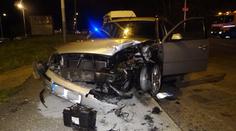 Ujíždějící pirát naboural policejní auto postavené jako zátaras