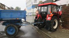 Špatně zaparkovaný traktor se vydal na cestu. Projel zdí až na toaletu hotelu