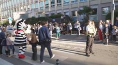 Nekoukejte do telefonu a nenoste sluchátka. Policisté učili děti bezpečně přecházet