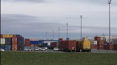 Z kontejneru se ozývalo bouchání a křik, uvnitř se ukrývali uprchlíci