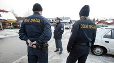 Celník prodával drahé mobily, které měl zničit. Teď ho chytli kolegové