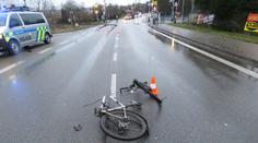 Řidič srazil cyklistu a ujel. Pak se na místo vrátil, ale nepomohl mu