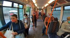 Za absenci roušky až 10 tisíc pokuta. Mnoho lidí si ji přesto odmítá nasadit