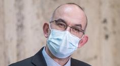 Roušky venku o samotě byly nezákonné. Jejich nošení před rokem nařídil Blatný