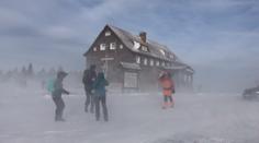 ČHMÚ vydal tři výstrahy! Česko potrápí vítr nad 100 km/h a nový sníh