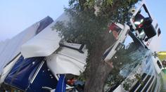 Řidič kamionu zázrakem přežil&nbsp; nehodu! Vyprostit ho museli hasiči