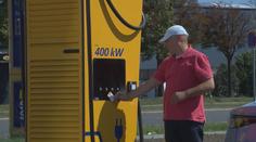 Elektromobilů se bojí už i automobilky, mění plány a prodeje klesají