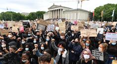 Protesty vypukly i v Německu, policie použila slzný plyn, málem i vodní děla