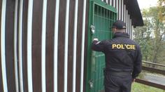 Policisté kontrolují chatové oblasti. Do hůř přístupných oblastí vyráží na koních