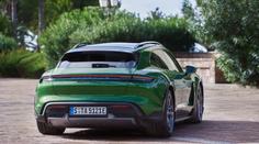 Brutální krádež. Zloději kvůli světlům doslova rozpárali luxusní porsche