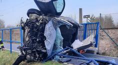 Auto v Jihlavě se zřítilo z mostu. Pro vážně zraněného řidiče letěl vrtulník