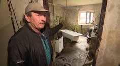 Hororový dům v Hlinsku. Lidé používají kyblík místo záchodu, město se hájí