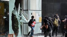 Zničené obchody, požáry v ulicích, vzpomínkový průvod provázely nepokoje