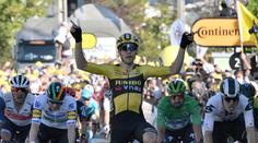 Univerzál Van Aert předvedl parádní finiš, lídr přišel o trikot kvůli žízni