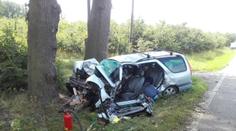 Tragédie na Kutnohorsku! Auto silný náraz do stromu zdemoloval, řidič nepřežil