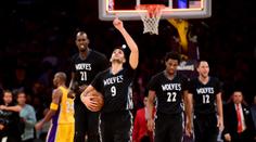 Wolves uctili trenéra černými tričky a vítězstvím nad Lakers