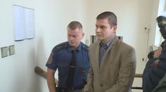 Muž měl hrozit ženě stříkačkou! Pak ji prý povalil a vrhl se na ni