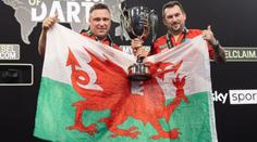 Price s Claytonem ovládli World Cup of Darts. Skotové ve finále neměli šanci