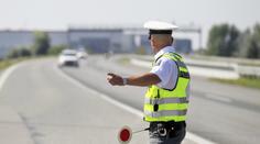 VIDEO: Motorkář hazardem překvapil i policii. Jel dvoustovkou s dítětem za zády