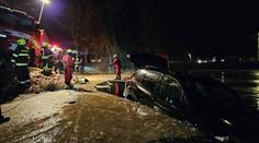 Do zamrzlého rybníka se propadlo auto. Hasiči jej tahali ven hodiny