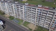 V Janově začala demolice paneláků. Vybydlené sídliště srovnají se zemí
