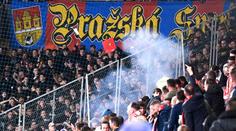 Bylo to šílené, říká zraněný fanoušek Slavie z derby. Policie hledá viníka