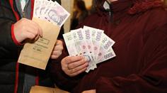 Výroční tisícovku se lidé snaží prodat i za 8 000. Hodnota klesne, tvrdí numismatik